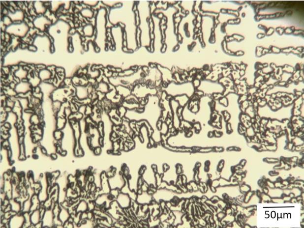 Já a FFCr0,5%Nb, apresentada pela figura 60 (b), mostra uma microestrutura hipoeutética composta por dendritas de austenita primárias e o eutético composto por carbonetos