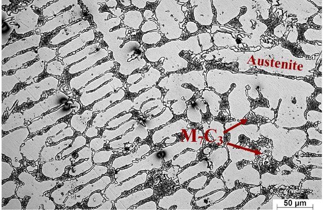 53 fixação das dendritas de austenita nos carbonetos NbC.