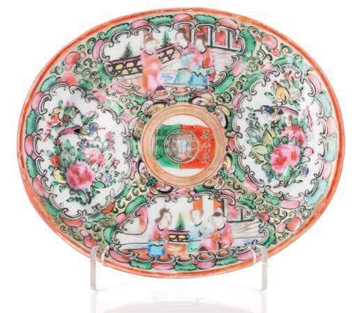 BASE: 400 837 - Par de grandes pratos armoriados Kangxi China. Período Kangxi, século XVIII.