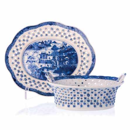 844 - Terrina com apresentador em porcelana da China, Fitzugh China, séc.xix, Jiaqing, decoração a azul sob o vidrado, Fitzhugh, de motivos florais. Gasto no vidrado, travessa com esbeiçadela. Dim.