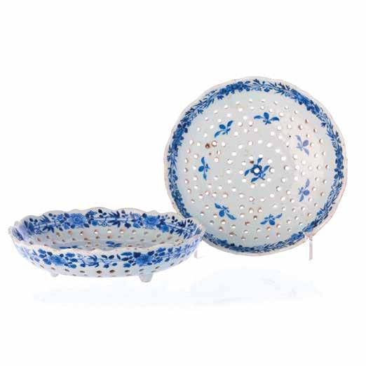 xviii período Qianlong cesto oval com travessa de bordos gomados, decoração central a azul com paisagem fluvial, casas e figuras, aba e exterior do cesto com decoração relevada floral, e vazada. Dim.