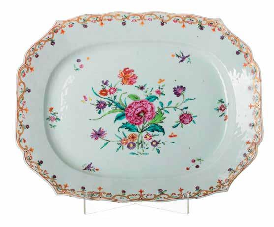 BASE: 500 863 - Travessa recortada em porcelana da China, Companhia das Índias China, séc.xviii, Qianlong, decoração floral a esmaltes da família rosa e a ouro. Mínimas falhas no bordo.