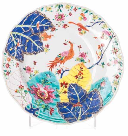 XVIII, Qianlong, de bordo recortado, decoração a esmaltes da família rosa e ouro, com fénixes, esquilos, folhas e flores dita folha de tabaco. Partido e colado, com esbeiçadelas. Dim.