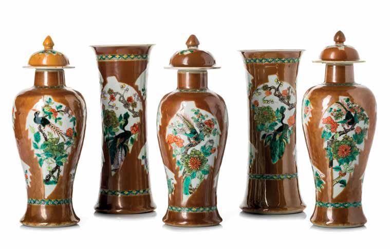 872 - Guarnição em porcelana Companhia das Índias, família chocolate Porcelana da China, séc.
