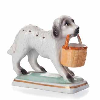 899 - Paliteiro cão com cesto da Vista Alegre Porcelana moldada e relevada da Vista Alegre, decoração polícroma e a ouro. Marca 1922-1947. Dim.: 11cm.