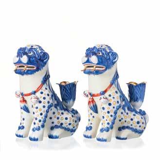 BASE: 40 903 - Par de grandes Cães de fó da Vista Alegre Porcelana moldada e relevada, decoração polícroma a ouro. Marca 1980-1992.