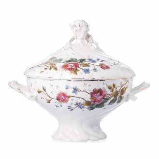 941 - Terrina romântica da Vista Alegre Porcelana moldada, decoração polícroma e a ouro com flores, corpo gomado, asas relevadas, pomo da tampa em forma de rosa. Marca 1881-1921.