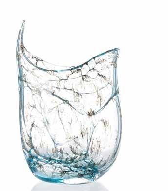 BASE: 150 983 - Jarra art deco de vidro com asa em prata Vidro lapidado incolor e cor rubi, com asa em prata marcada 925.