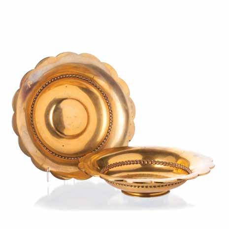 BASE: 3500 110 - Par de taças em prata dourada Prata portuguesa contraste águia 833 (1938-1984), formato redondo de decoração lisa e perlada com rebordo gomado. Sinais de uso.