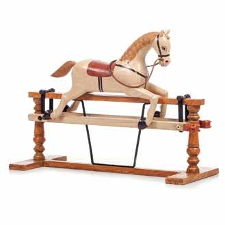 1190 - Cavalo articulado de brincar Estrutura em madeira com ferragem que permite movimento, cavalo em madeira polícroma. Sinais de uso. Dim.: 78x110x45,5cm. BASE: 250 1191 - Máquina fotográfica, séc.