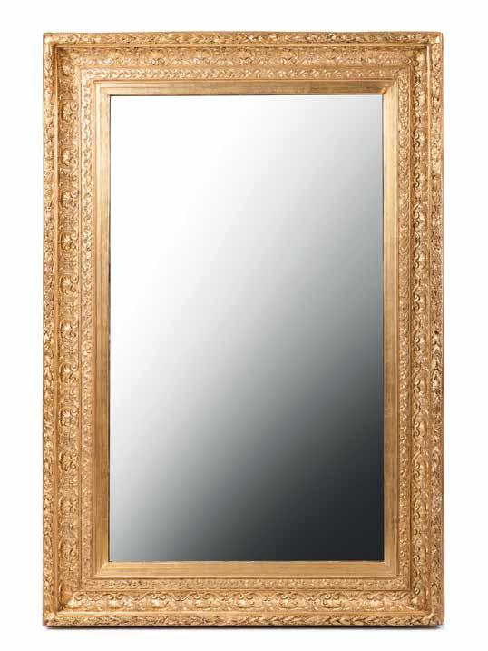 443 - Grande espelho Grande espelho de parede, moldura em madeira e gesso dourado, decoração vegetalista relevada.