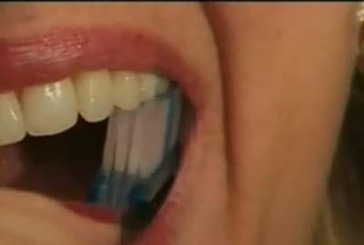 Somente a partir do desenvolvimento do reflexo de deglutição, que ocorre por volta dos 5 anos, é que as crianças podem começas utilizar cremes dentais regulares.
