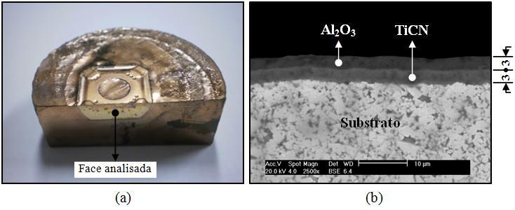 Com o objetivo de se observar e medir as camadas de revestimento do inserto usado nos ensaios de fresamento, fez-se um corte transversal em um inserto novo conforme está mostrado na Figura 21a.