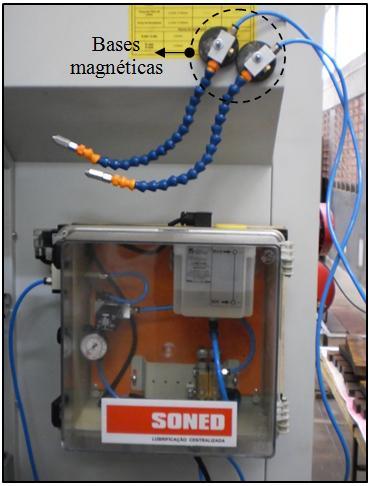 Cap. 3 Materiais e Métodos Figura 23 - Sistema de lubri-refrigeração usado nos ensaios de fresamento e bases magnéticas para fixação do bico injetor do fluido lubrificante.