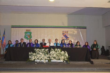 Noite de brilho, foi assim denominada a festa que a Universidade Estadual do Ceará (UECE) promoveu no dia 04 de maio, por ocasião da solenidade anual de Colação de Grau de Mestres e Outorga de