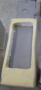 O processo da colagem do CFRP ao betão consistiu na aplicação do feixe de fibras contínuas em estado seco sobre um adesivo epóxido previamente espalhado na superfície a reforçar.