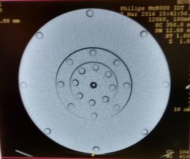 obtido, fazendo-se uso da câmara de ionização. As imagens da fatia fornecida pelo tomógrafo onde a câmara de ionização se encontra no momento da irradiação podem ser vistas na Figura 6.