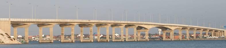 Reabilitação da Ponte da Barra Os Trabalhos de Reforço 1. INTRODUÇÃO A presente comunicação refere-se à Obra de Reabilitação da Ponte da Barra sobre o Canal de Mira, em Aveiro, integrada na E.N. 109-7.