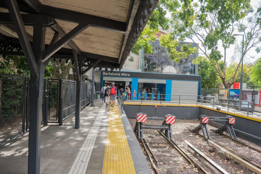 Estações: Primeiro trem Retiro, 3 de Febrero, Carranza, Colegiales, Be