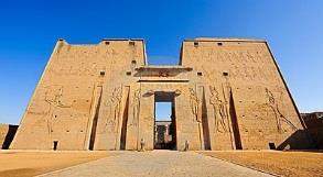 chegaremos a Edfu. Jantar a bordo. Noite livre para as margens do rio Nilo. 10ºDia. 13/Nov/2019 (Qua) EDFU - TEMPLO DE EDFU - O TEMPLO DE HORUS TEMPLO KOM OMBO/ NAVIO - TERCEIRA NOITE A BORDO.