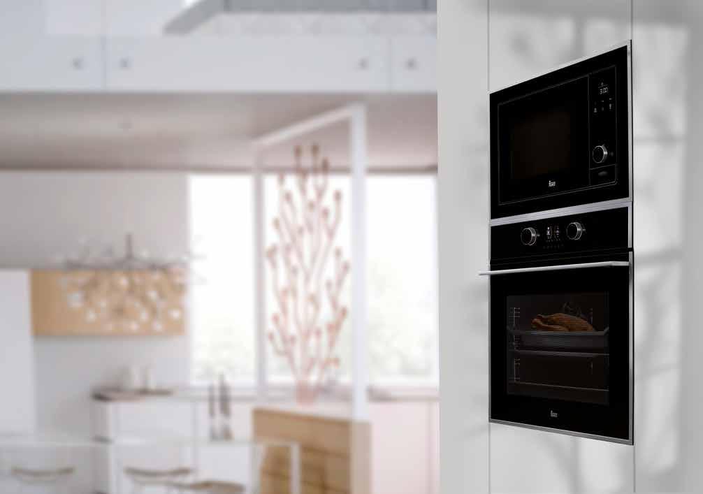 ALINHAMENTO PERFEITO A estética dos micro-ondas combina perfeitamente, em coluna, com a nossa gama de fornos. Assim, obterá a máxima harmonia na sua cozinha.