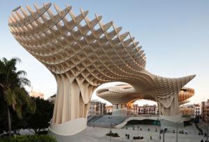 geometria irregular e estrutura de aço à mostra Espaço Público Contemporâneo O projeto Metrol Parasol em