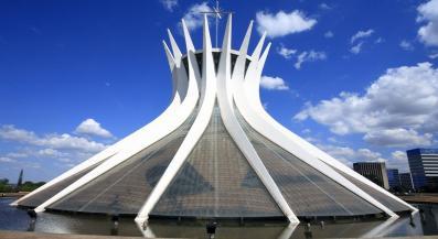 uma passarela com vista para toda a cidade 17 18 Arquitetura Contemporânea no Brasil - Catedral de Brasília