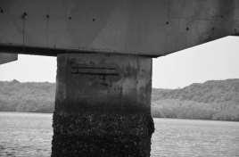 Na mesoestrutura da ponte em estudo foi constatado um estágio avançado de deterioração caracterizado pela fissuração, corrosão das armaduras e desplacamento do concreto das travessas e pilares nos
