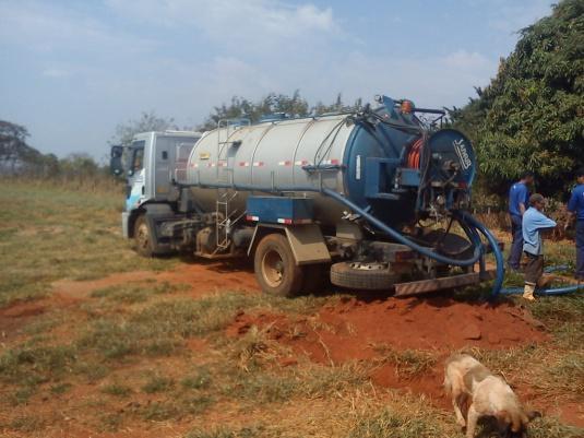 Figura 4 Recolhimento dos efluentes realizado por empresa especializada Para a quantidade de 500 cães, é importante um sistema eficiente de destinação dos efluentes (águas imundas com excrementos)