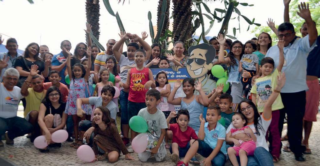 Primeiro grupo de filhos, netos e sobrinhos de colaboradores da Vitória a visitar a Empresa no mês de julho Programa Criança no Mundo da Vitória rece ecebe familiar amiliares de colabor