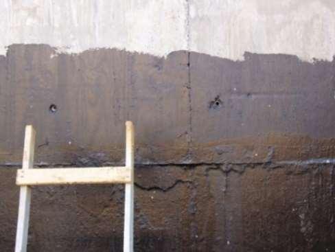 Exemplo nº 8: Falta de cuidados na preparação da superfície de concreto para receber a