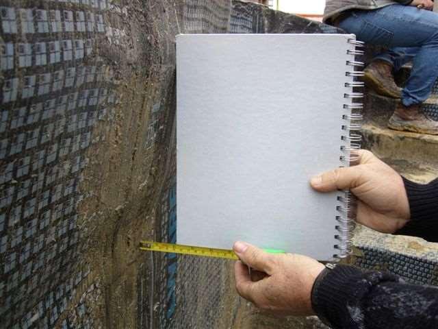 Situações desfavoráveis executadas nas obras Parede da piscina com desaprumo de 5 cm na superfície vertical de concreto.