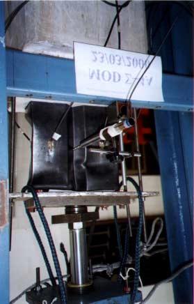 Foto 5.10- Mecanismo de colapso do perfil MOD Σ-4A. 5.2.11. Protótipo MOD Σ-4B Como ocorreu no ensaio anterior, a figura (5.