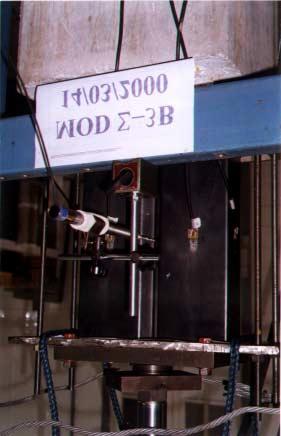 Para medição das deformações específicas foram utilizados extensômetros elétricos de resistência (Strain gages) modelo KFG 5 120 C1-11, fabricados pela KYOWA Eletronic Instruments CO.