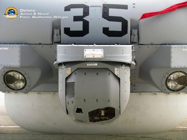SH-16 Seahawk: O Guerreiro da Marinha do Brasil 14 Atuando também como sensor passivo o EOSS (Eletro-Optical Sensor System) AN/AAS-44 da Raytheon, é um imageador térmico (FLIR) que combina Day TV e