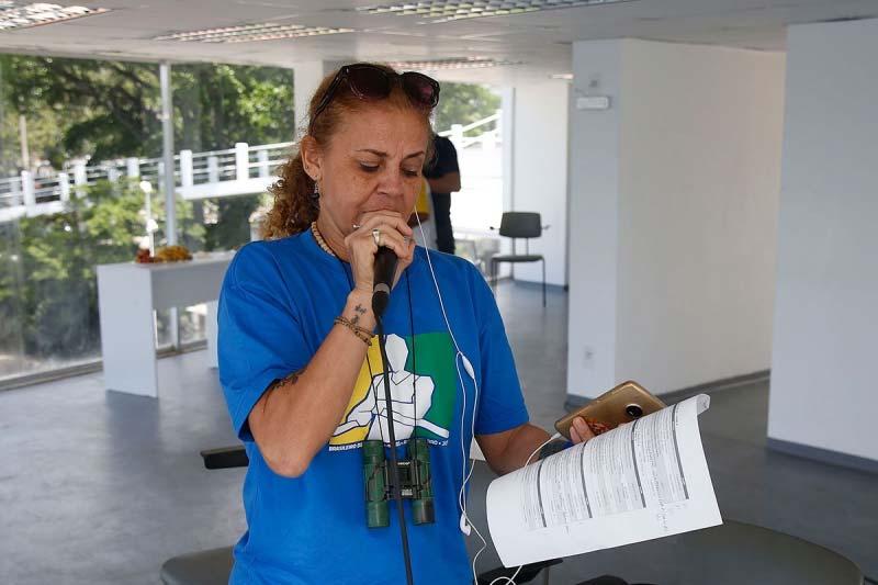 Locutora fazendo o anúncio