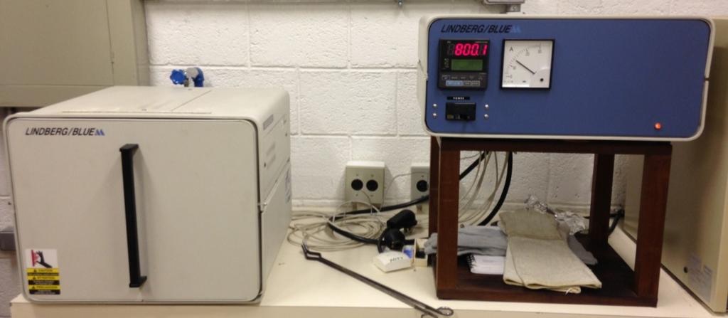 O ensaio de oxidação foi realizado em um forno tipo mufla da marca Lindberg/Blue (Figura 14) ao ar e a 800 C durante 1000 horas.