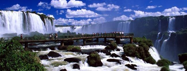 Foz do Iguaçu, um paraíso brasileiro Foz do Iguaçu tem atraído visitantes desde que o primeiro explorador europeu encontrou a área por volta do ano 1.540.