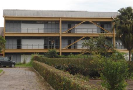 de Aulas II (PVB), todos localizados no campus Viçosa da Universidade Federal de Viçosa. Foram selecionadas salas com duas orientações diferentes, com o fim de comparar as suas variáveis ambientais.