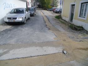 ESPAÇO PÚBLICO Estacionamento desorganizado, efetuado ao longo