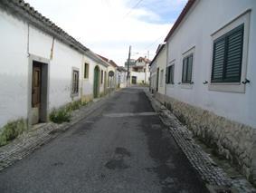 pavimentada na Rua do Jardim Figura 13 Rua estreita de passeios