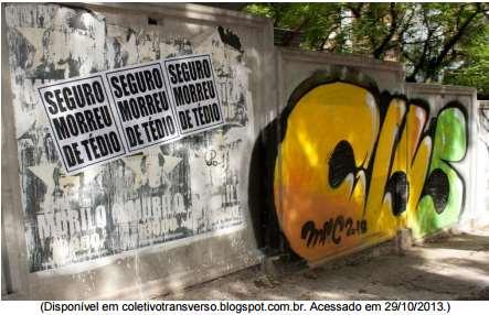 A intervenção urbana acima reproduzida foi criada pelo Coletivo Transverso, um grupo envolvido com arte urbana e poesia, que afixou cartazes como esses em muros de uma grande cidade.