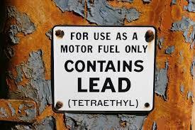 Utilização de aditivos nos combustíveis para automóveis Aditivos são utilizados nos combustíveis desde 1921 1º Aditivo utilizado: Tetraetilo de chumbo na gasolina 1923 (aumenta índice octano) Este