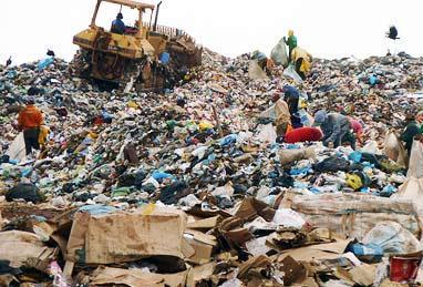 CLASSIFICAÇÕES Aterros comuns, ou lixões são: Aqueles cujos resíduos sólidos são dispostos de forma inadequada, ou seja, são