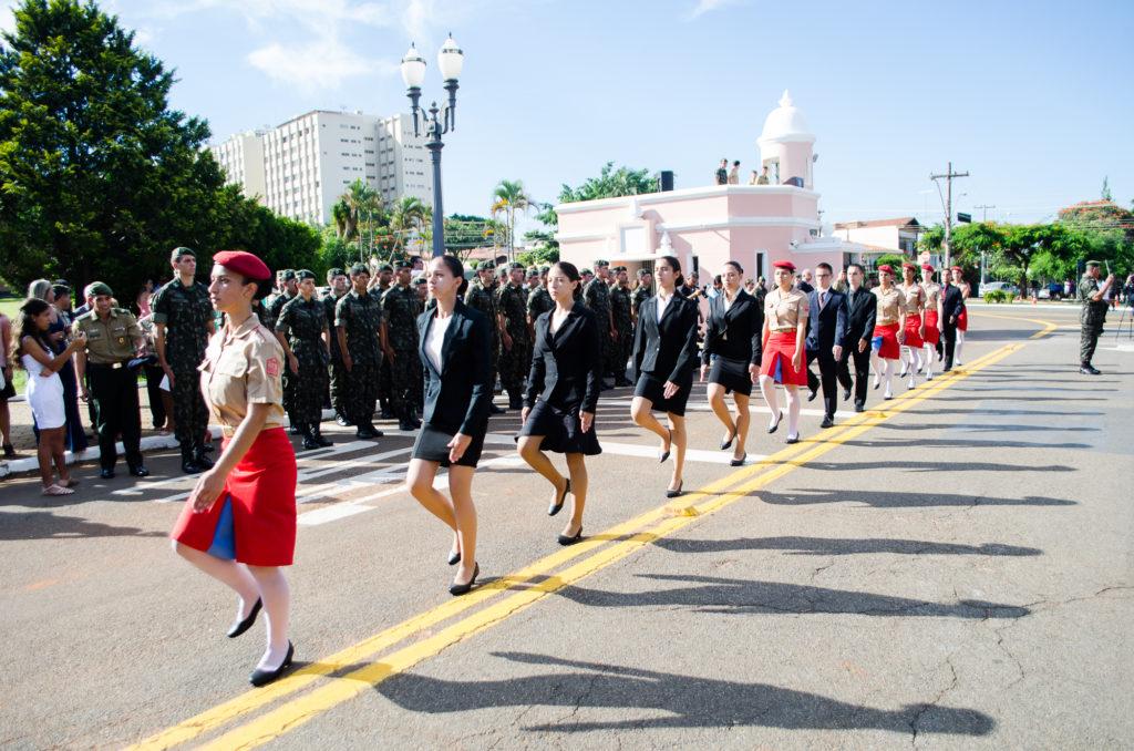 Filhas de Quitéria: as primeiras mulheres combatentes do Exército Brasileiro 3 Alunas e alunos da Escola Preparatória de Cadetes do Exército durante a cerimônia de entrada, realizada no dia 18 de