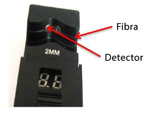 3) Se nenhum sinal óptico estiver presente na fibra, o iluminador do LED está desligado e "LO" será exibido no display de potência relativa do núcleo.