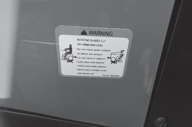 Autocolante de aviso no painel de instrumentos sobre lâminas rotativas e precauções quando há crianças por perto AVISO 8