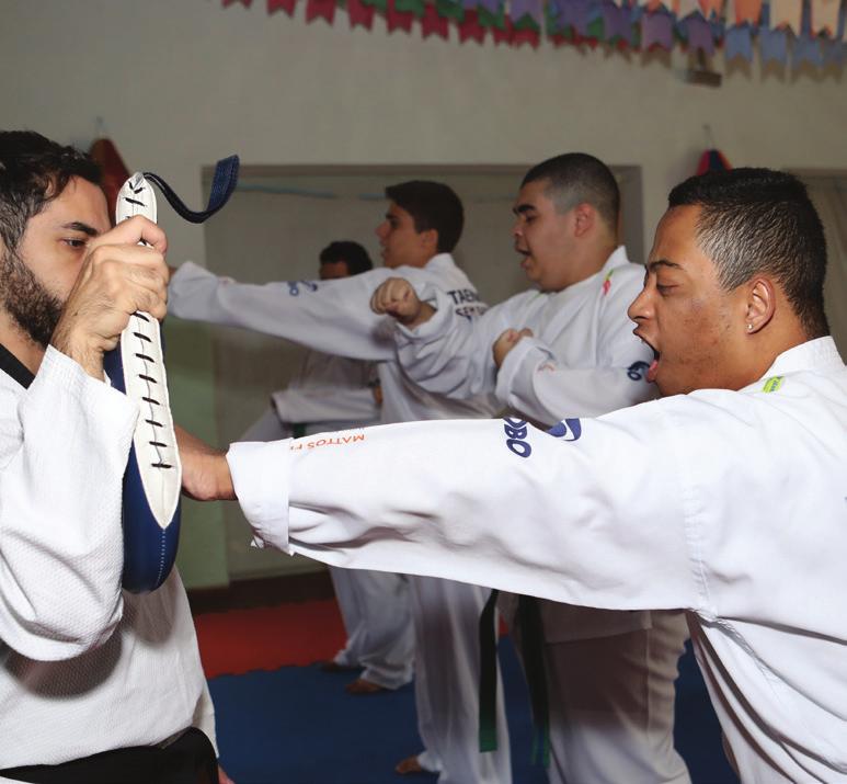 posicionamento dos pés e do corpo, aprendendo assim a técnica e o bloqueio,