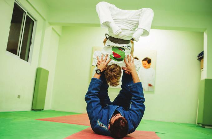 Introduzir seu(sua) filho(a) na dança dentro da escola é uma ótima opção para desenvolver uma linguagem diferente da fala e da escrita, aumentar a sociabilidade do grupo e quebrar a timidez,