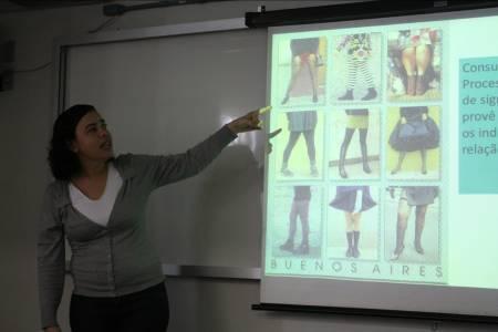 Consumo de Moda O workshop teve como objetivo analisar o sistema de moda, buscando a compreensão do seu processo de adoção, desde a fase de inovação até a massificação, para servir de base ao